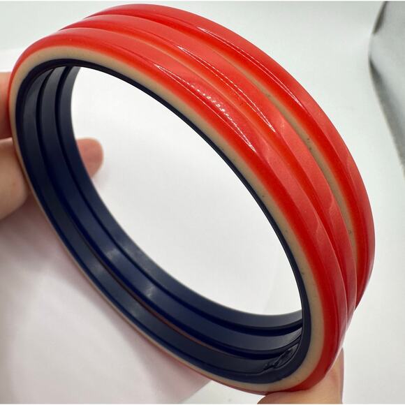 Set of 3 1940s vintage red white blue swirled lucite stackable bangle bracelets - Picture 4 of 8